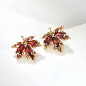Orecchini a Perno a Forma di Foglia d'Acero per Donne, Gioielli Vintage Chic di Lusso Minimalista, Regalo Quotidiano - Product Image 2