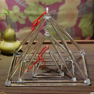 Pirâmide de cristal transparente, tamanho diferente do sucesso meditação chakra cura