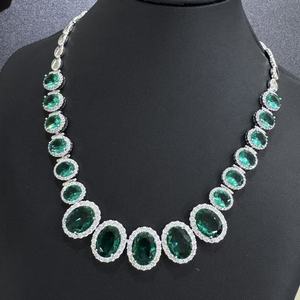 Ensemble de <span class=keywords><strong>bijoux</strong></span> collier personnalisé en petite série avec logo, provenant directement de l'usine, vert royal intemporel, émeraude ovale dégradée avec halo, cadeau de mariage - Product Image 3