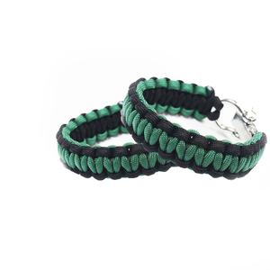 Bracelet multifonctionnel 5-en-1 réglable camouflage pour homme, outil de survie en plein air pour camping et randonnée, en polyester 1L - Product Image 2