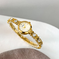 Montre à quartz pour femme de luxe léger, boîtier 26 mm, affichage à aiguilles en verre, design délicat et compact, bracelet en alliage, fermoir bijou, 3 ATM
