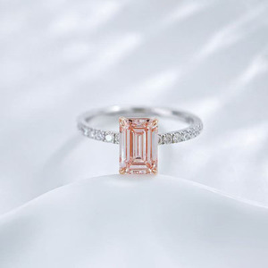Anello di fidanzamento di lusso leggero in PT950 oro rosa 18K con diamante rosa taglio smeraldo coltivato in laboratorio e pietre laterali certificate IGI a 4 griffe - Product Image 1
