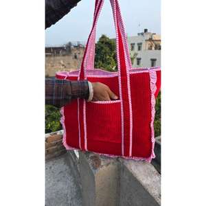 Bolsa de lona acolchada de algodón con estampado tradicional, hecha a mano, elegante, ligera, duradera y espaciosa. - Product Image 1
