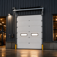 Porte sectionnelle motorisée en panneaux sandwich en acier et PU de qualité fiable pour centre de distribution logistique et atelier de réparation professionnel
