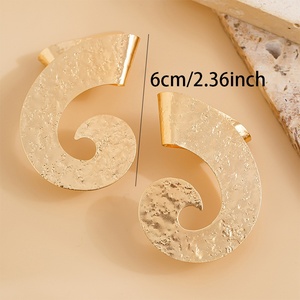 Jingciren Boutique, pendientes de perlas con diseño de flores retro europeas y americanas, pendientes con forma de corazón hueco, embalaje en caja de regalo elegante y de lujo - Product Image 4