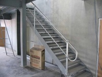 Escaliers extérieurs avec plateforme, escaliers en aluminium, revêtements d'escalier