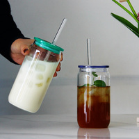 Verres à boire transparents classiques en forme de canette de 16 oz pour soda, vin et bière, avec couvercles en silicone colorés et pailles en verre