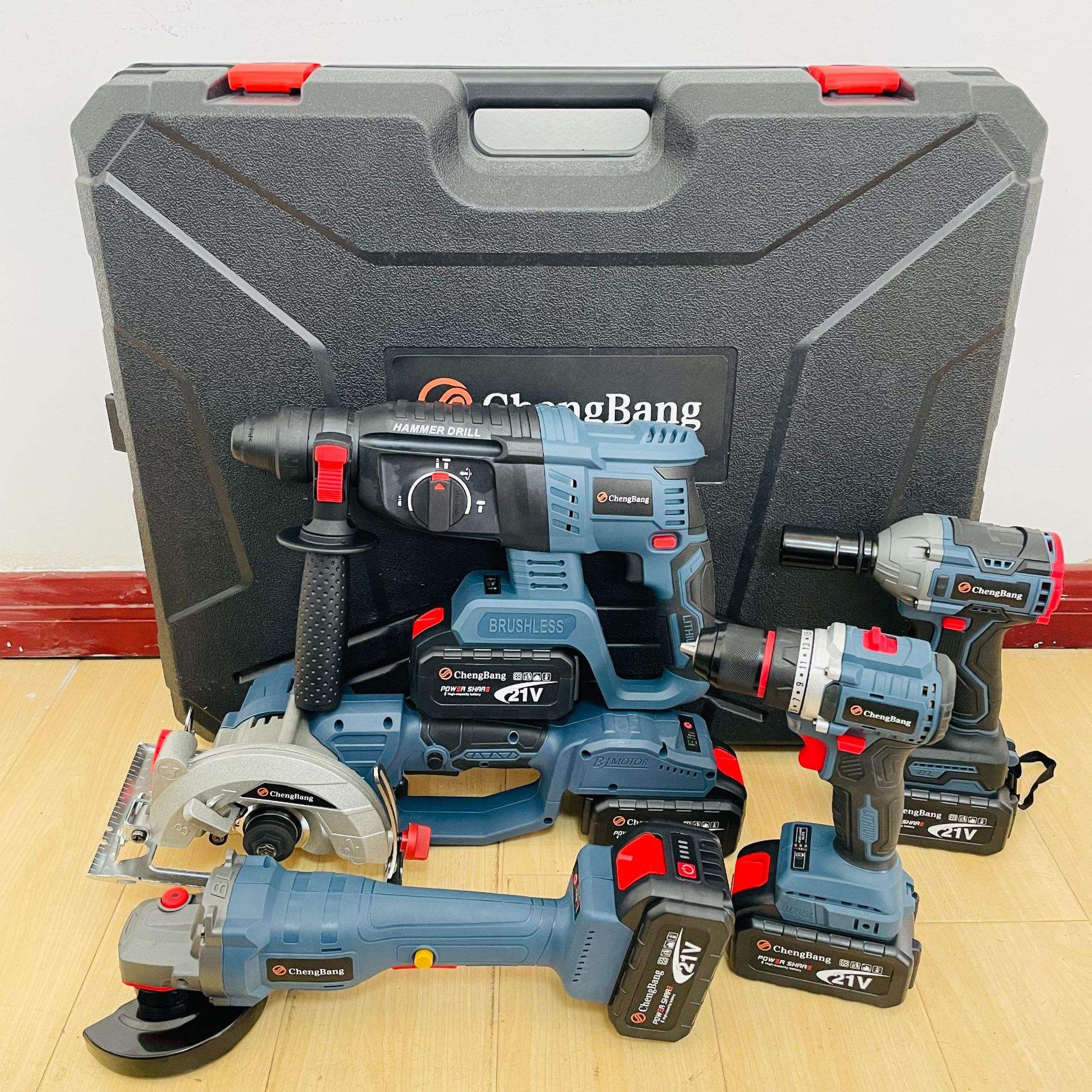 21 - a - Ensemble complet de cinq pièces électriques et deux pièces de charge.