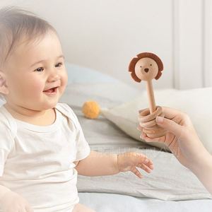 Jouet de dentition Montessori parfait pour nouveau-né, fait main en bois biologique, hochet pour bébé - Product Image 4