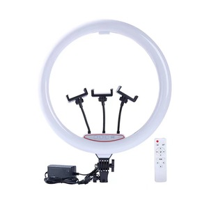 Anneau lumineux LED OEM de 45 cm (18 pouces) avec 3 supports de téléphone et télécommande pour vidéo en direct, photographie et maquillage en studio - Product Image 3