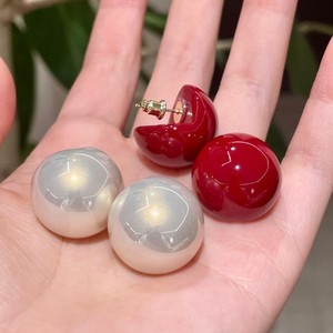 Boucles d'oreilles clous en fausses perles, forme ronde, blanches, minimalistes, pour femme, usage quotidien, 2025 - Product Image 2