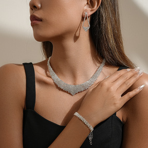 Parure Collier, Boucles <span class=keywords><strong>d</strong></span>'Oreilles et Bracelet Ultra-Brillante pour Femme, en Cristal et Strass Incrustés de Diamants, Plaqué Or, Forme en U, pour la Clavicule - Product Image 1