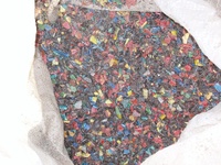 PLASTIQUE HDPE BROYÉ-FLOCONS DE CAISSES MÉLANGER LA COULEUR ou LA COULEUR TRÉE DANS DE GRANDS SACS DÉCHETS