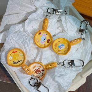 Pendentif de luxe en plastique en forme de poêle à frire pour la création de bijoux DIY, porte-clés créatif en forme d'animal ou de pain, accessoire esthétique pour sac, vente en gros - Product Image 1