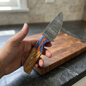 Cuchillo de hoja fija Drop Point de acero de Damasco forjado con mango de madera Pakka azul, personalizable para caza, camping y supervivencia, 3 años de garantía. - Product Image 1
