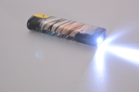 Briquet électronique LED au design classique, coupe-vent, avec fonction souffleur pour cigarettes, idéal pour cadeaux d'affaires ou camping, fabriqué en plastique durable