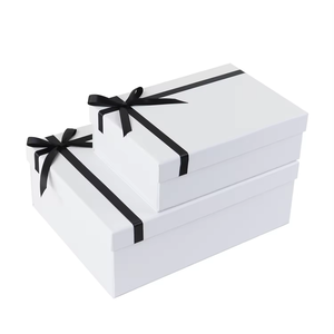 Caja de Regalo de Cartón Rígido con Forro de Esponja Blanca Gigante Personalizada para Zapatos y Tacones de Mujer con Cierre Magnético y Logotipo Estampado en Caliente - Product Image 1