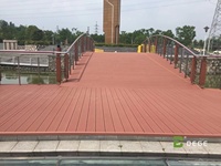 Plancher extérieur contemporain lisse en WPC avec revêtement complet co-extrudé résistant aux UV pour usage commercial