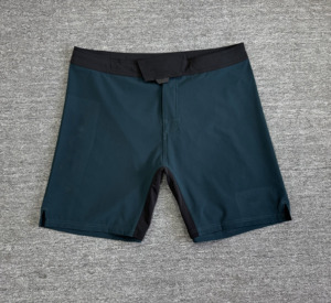 Shorts de sport pour homme à séchage rapide, gris uni, taille élastique, mi-longueur, en nylon et élasthanne tricoté, shorts de boxe, boardshorts - Product Image 5