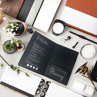 Carpeta de Presentación de Documentos de Oficina Personalizada con Impresión a Medida, Colores Negros Mate, Manila, con Bolsillo, Logotipo en Relieve y Espacio para Archivar