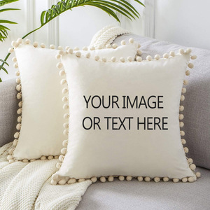 Coussin en velours personnalisé avec pompon, nom et citation personnalisées, housse de coussin décorative douce pour cadeaux de fêtes - Product Image 1