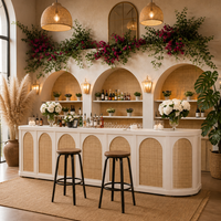 Comptoir de bar modulaire en rotin tressé style bohème avec étagères en bois pour événements, fêtes et banquets en extérieur (location)