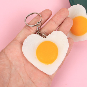 Modelo de huevo frito simulado en forma de corazón, juguete de comida realista, accesorio para llavero DIY, colgante para mochila de estudiante - Product Image 3