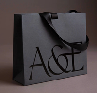 Sac en papier avec logo en feuille d'or personnalisé en usine de Chine Boîte cadeau de shopping élégante