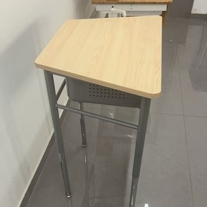 โต๊ะนักเรียนพร้อมถาดเก็บของสำหรับใช้ในห้องเรียน โครงโลหะทนทานและดีไซน์ท็อปไม้ - Product Image 3