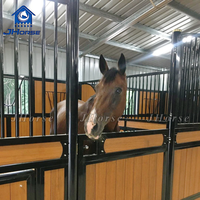 Système d'écurie pour chevaux européens JHorse, panneaux de box galvanisés, remplissage en bois de bambou, portes coulissantes pour projet d'installation équestre