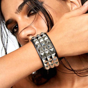 Sıcak Fırsat Moda Unisex Punk Çivili Deri Bileklik Yıldızlı ve Zincirli Gotik Rock Ayarlanabilir Sivri Uçlu Bileklikler - Product Image 3
