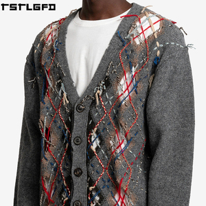 Cardigan en tricot découpé OEM/ODM pour hommes, motif Argyle anthracite, déstructuré, col en V, style streetwear, pulls pour hommes, fabricants en gros - Product Image 4