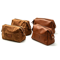 Trousse de Toilette Homme Personnalisée en Toile Cirée Marron et PU Mat, Sac de Voyage Triangulaire à Fermeture Éclair, Trousse de Maquillage Personnalisable avec Logo
