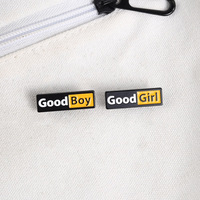 Broche en métal rectangulaire personnalisée avec inscription 'Good Girl Boy' en émail souple, noir et jaune, pour sac à dos et chapeau
