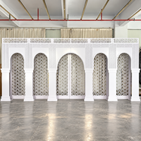Arche de mariage blanche avec panneaux géométriques et colonnes pour la cérémonie, la scène, la réception, le banquet d'hôtel, l'événement