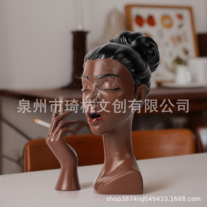Cenicero de resina con figura de mujer negra fumando, decoración novedosa para oficina o sala de estar - Product Image 3