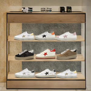 Chaussures de luxe haut de gamme pour femmes, Super Goose White Glittery Ball Star Sneakers, semelles dorées, nouvelles chaussures à paillettes subtilles et douces - Product Image 1
