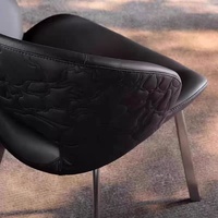 Chaise de salle à manger moderne minimaliste en cuir rembourré avec dossier nordique et structure métallique, design luxe léger pour la maison