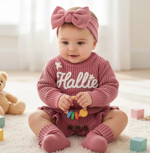 Combinaison en coton brodée avec nom personnalisé, chaussettes assorties et chapeau ou bandeau en option – Vêtements chauds d'automne pour bébé - Product Image 3