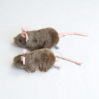 Peluche de rat réaliste avec détails délicats d'oreilles et de queue roses, peau moelleuse, peluche sûre, décoration mignonne pour la maison, jouet interactif pour tous les âges