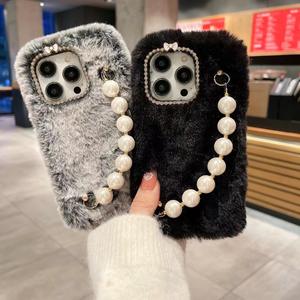 2023 nueva funda de teléfono de felpa <span class=keywords><strong>Applin</strong></span> de Color sólido de lujo con pulsera de perlas para mujer y niñas para iPhone 12 13 14 15 pro Max - Product Image 1