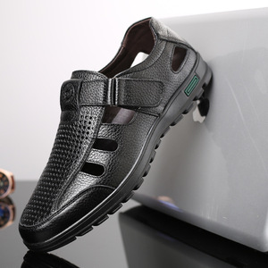 รองเท้าแตะหนังผู้ชาย ระบายอากาศได้ดี หนังวัวชั้นบนสุด พื้นนุ่ม แบบเจาะรู ระบายอากาศ ส้นเตี้ย พื้นยาง สำหรับใส่พักผ่อน - Product Image 1