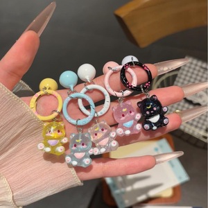 Porte-clés en résine chat scintillant Kawaii mignon, pendentif porte-bonheur chaton avec clochette pour sacs, clés, sacs à dos, décoration - Product Image 1