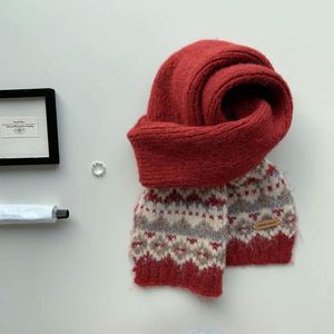 Gorro Retro X Forward de Moda, Bufanda Tejida Roja y Gris con Patrón Fair Isle, Accesorio de Invierno con Diseño de Copo de Nieve - Product Image 6