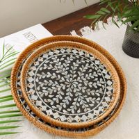 Sous-verre en rotin et coquillages naturels faits à la main ; Plateaux de service et de rangement pour fruits en rotin ; Plateau de présentation en coquillages pour le salon