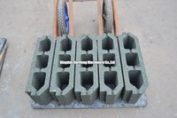Machine semi-automatique haute capacité QT4-28 pour la fabrication de briques en ciment et de blocs creux en béton, contrôle PLC, vibrante