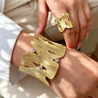Nouvel ensemble de bijoux de mode plaqué or texturé, avec zircon cubique coloré, comprenant un bracelet jonc large et imposant et une bague, pour mariage et anniversaire