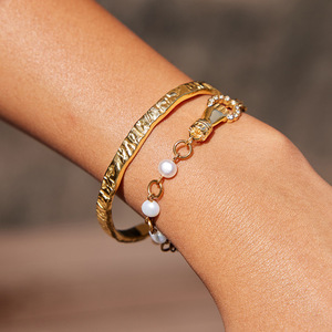 Pulsera de perlas de agua dulce con cadena de oro y detalles de cristal para mujer, joyería para uso diario. - Product Image 2