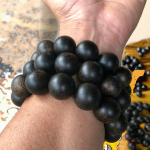 Bracelet apaisant en bois d'agar 16mm 18mm perles d'oud noires bijoux d'aromathérapie naturelle - Product Image 1