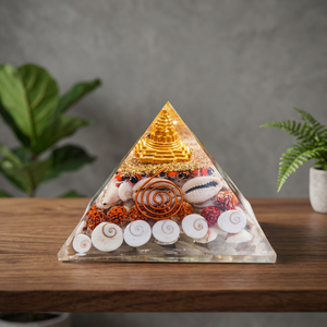 Pyramide en résine transparente ornée de perles coquillages en spirale, décoration Feng Shui sculptée pour la maison, cadeau ou présentation - Product Image 4